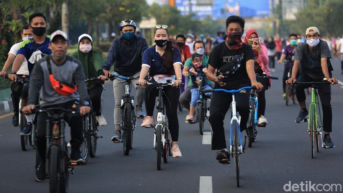 CFD Digelar Lagi, Pesepeda Ramai-ramai Gowes di Bekasi Hari bebas kendaraan bermotor kembali digelar di Kota Bekasi. Warga pun antusias bersepeda di CFD yang sebelumnya dihentikan sementara guna cegah COVID-19.