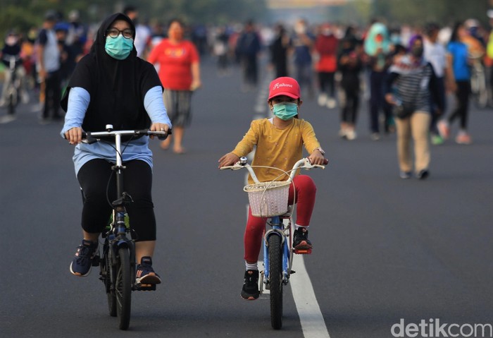 Hari bebas kendaraan bermotor kembali digelar di Kota Bekasi. Warga pun antusias bersepeda di CFD yang sebelumnya dihentikan sementara guna cegah COVID-19.