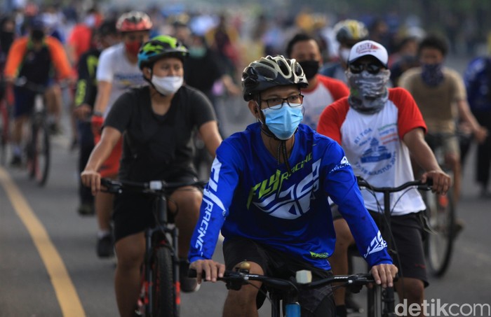 Hari bebas kendaraan bermotor kembali digelar di Kota Bekasi. Warga pun antusias bersepeda di CFD yang sebelumnya dihentikan sementara guna cegah COVID-19.