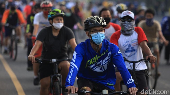 Hari bebas kendaraan bermotor kembali digelar di Kota Bekasi. Warga pun antusias bersepeda di CFD yang sebelumnya dihentikan sementara guna cegah COVID-19.