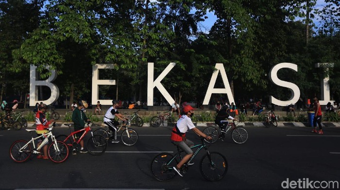 Hari bebas kendaraan bermotor kembali digelar di Kota Bekasi. Warga pun antusias bersepeda di CFD yang sebelumnya dihentikan sementara guna cegah COVID-19.