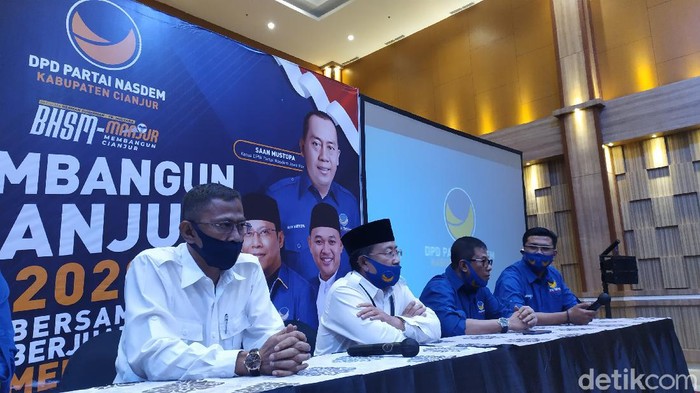 DPD Partai Nasdem Cianjur serahkan surat rekomendasi untuk Bapaslon Herman-Tb Mulyana