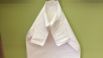 Gantungan plastik seperti mata kodok. (Foto: Brightside)