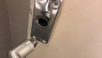 Wajah yang ada di gagang pintu. Foto: Brightside