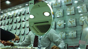 Pantulan yang ada di cermin bisa pas begitu, ya. Foto: Brightside