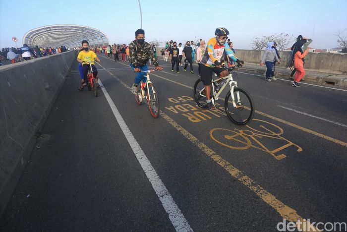 Goweser, Ada Jalur Sepeda Lho di CFD Bekasi Bersepeda jadi kegiatan yang ramai dilakukan masyarakat di masa new normal. Jalur sepeda pun disediakan guna menjaga keamanan dan keselamatan saat bersepeda.