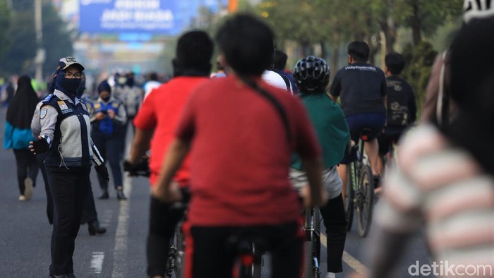Bersepeda jadi kegiatan yang ramai dilakukan masyarakat di masa new normal. Jalur sepeda pun disediakan guna menjaga keamanan dan keselamatan saat bersepeda.