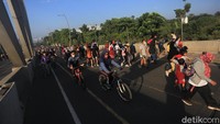 Seperti diketahui, bersepeda jadi kegiatan yang tengah ramai dilakukan masyarakat di era new normal. Tak jarang warga ramai-ramai bersepeda untuk berolahraga sekaligus mencuci mata melihat pemandangan. 