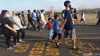 Pasalnya, masih ada sejumlah warga yang belum mengetahui terkait keberadaan jalur khusus sepeda. Oleh karena itu, para petugas berjaga untuk menertibkan kawasan tersebut saat CFD berlangsung di Kota Bekasi.