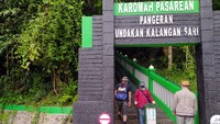 Hutan Pasarean Handap (bawah) di Ciamis menyimpan mitos terkait sosok maung (harimau) yang menjaga hutan. Tempat ini juga merupakan makam tokoh di daerah tersebut yakni Pangeran Undakan Kalangan Sari. (Dadang Hermansyah/detikcom)
