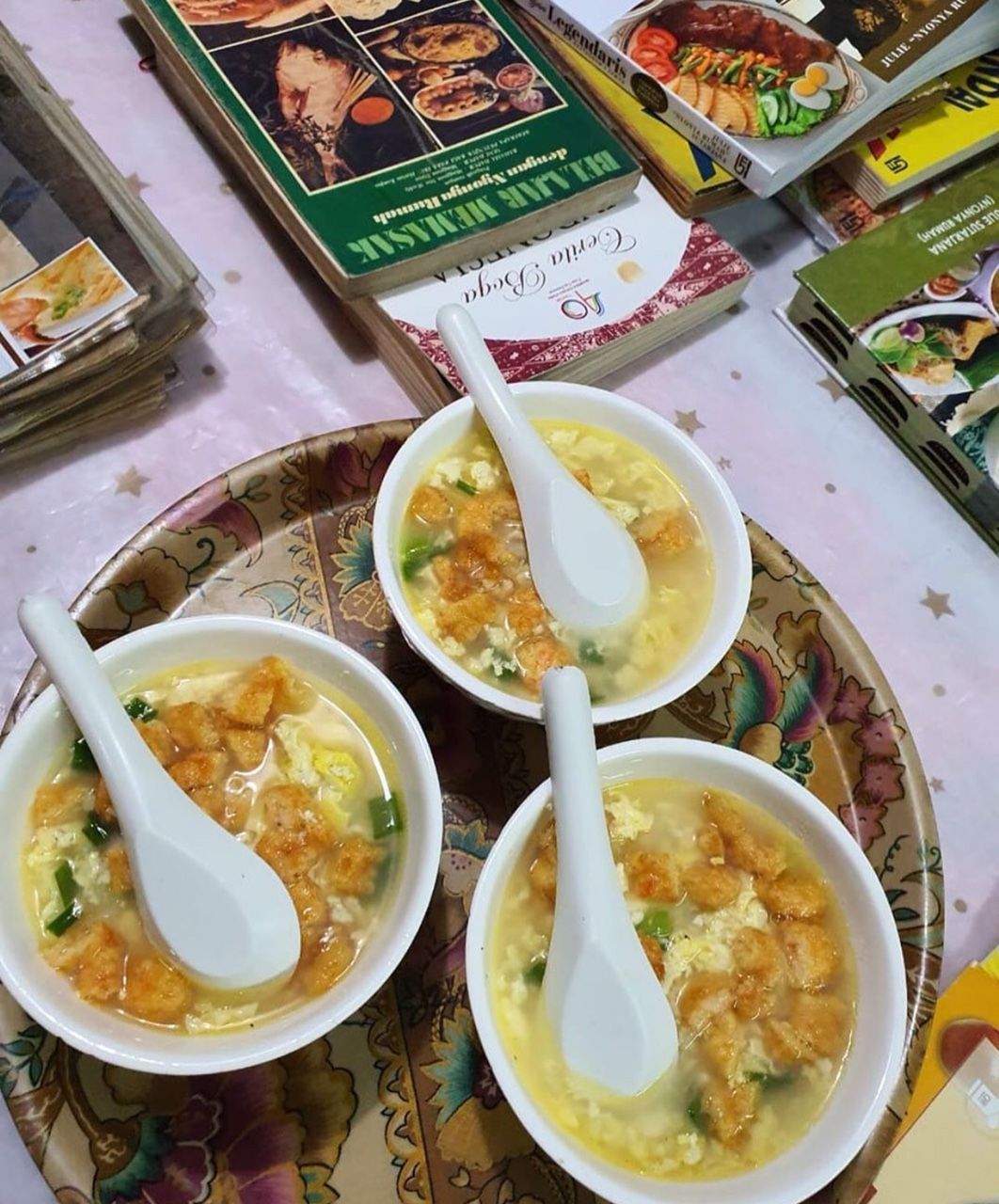 Ibu Julie Sutardjana Penulis Buku Resep Tertua di Indonesia