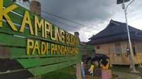 Kampung Budaya Padi Pandanwangi yang berada di atas lahan pertanian seluas 6 hektar tersebut mulai ditata sejak 2018 lalu. Di sini, ada wahana skywalk yang belum lama ini dicat ulang sehingga makin menarik dan Instagramable. (Ismet Selamet/detikcom)