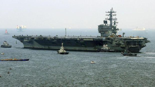 Kapal Induk Amerika Serikat USS Ronald Reagan (CVN 76). Pesawat militer C-2 Greyhound dari Okinawa menuju kapal induk USS Ronald Reagan jatuh di perairan Filipina. (STR/JIJI PRESS/AFP)