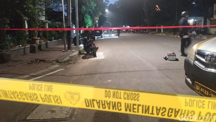 Lokasi ledakan di Menteng dipasang garis polisi.