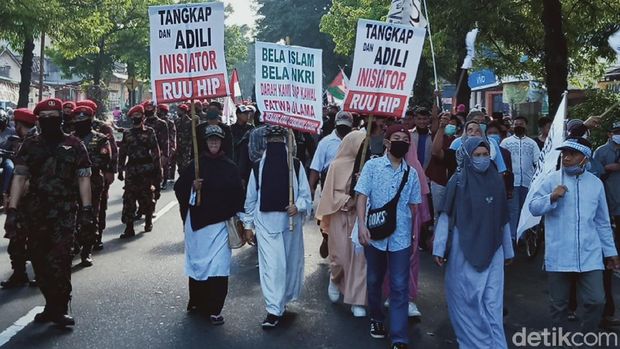 Massa demo tolak RUU HIP dan PIP long march ke DPRD Klaten