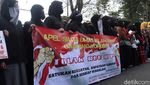 Massa Geruduk Gedung Sate Tolak RUU HIP