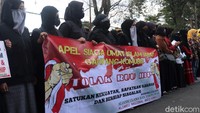 Selain poster, massa aksi juga turut membawa sejumlah spanduk dalam aksi tersebut.