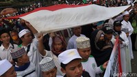 Bendera Merah Putih turut dibentangkan oleh sejumlah warga yang ikut serta dalam aksi menolak pembahasan RUU HIP di Gedung Sate Bandung, Jawa Barat.
