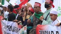 Dalam aksi tersebut, massa menolak pembahasan Rancangan Undang-Undang Haluan Ideologi Pancasila (RUU HIP) karena dianggap mencoreng nilai ideologi Pancasila serta dianggap kembali menghidupkan ajaran komunis.