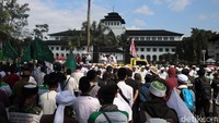 Massa dari sejumlah kelompok berdatangan ke Gedung Sate, Bandung, Jawa Barat, untuk ikut serta dalam aksi menolak pembahasan RUU Haluan Ideologi Pancasila (HIP), Minggu (7/5/2020).