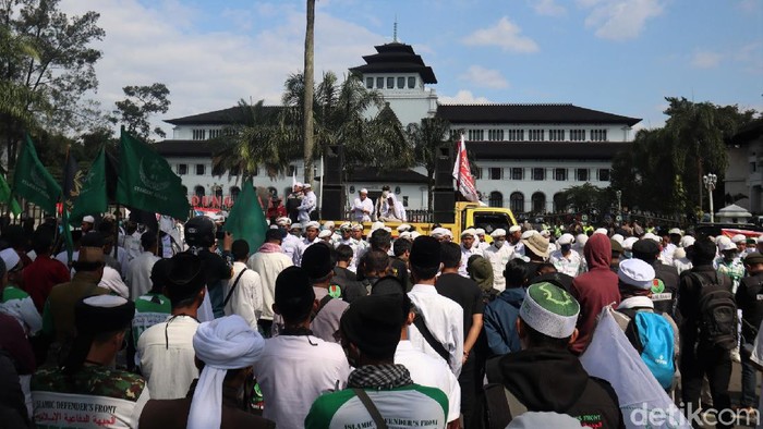 Massa Geruduk Gedung Sate Tolak RUU HIP Massa dari sejumlah kelompok berdatangan ke Gedung Sate, Bandung. Di sana mereka menggelar aksi tolak pembahasan RUU HIP.