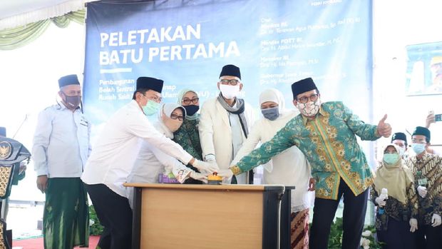Menaker Ida Fauziyah (tengah) menghadiri acara peletakan batu pertama pembangunan gedung bedah sentral dan rawat inap Rumah Sakit Nahdlatul Ulama (RSNU) di Kabupaten Jombang, Jawa Timur, Sabtu (4/7/2020).
