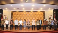 Dalam rapat tersebut Menaker mempersilakan serikat pekerja maupun pengusaha utk menambah masukan2 agar RUU Cipta Kerja benar2 dapat mewakili aspirasi berbagai pihak. Demi perlindungan pekerja dan dunia usaha. Isu tenaga kerja asing turut menjadi sorotan dari para serikat pekerja. Foto: dok. Kemenaker RI