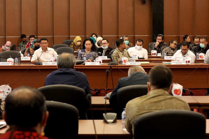 Menaker Ida Fauziah menggelar rapat tripatrit bahas RUU Cipta Kerja. Ketiga unsur yang hadir yakni; unsur pekerja/buruh, pengusaha dan pemerintah.