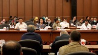 Rapat yang digelar di ruang Tridharma Kemnaker dengan menindaklanjuti dari pertemuan para menteri dan pimpinan serikat buruh pada 10 Juni lalu, yang isinya membahas mengenai usulan serikat pekerja/serikat buruh guna membentuk Tim Pembahas yang terdiri dari tiga unsur tersebut. Foto: dok. Kemenaker RI