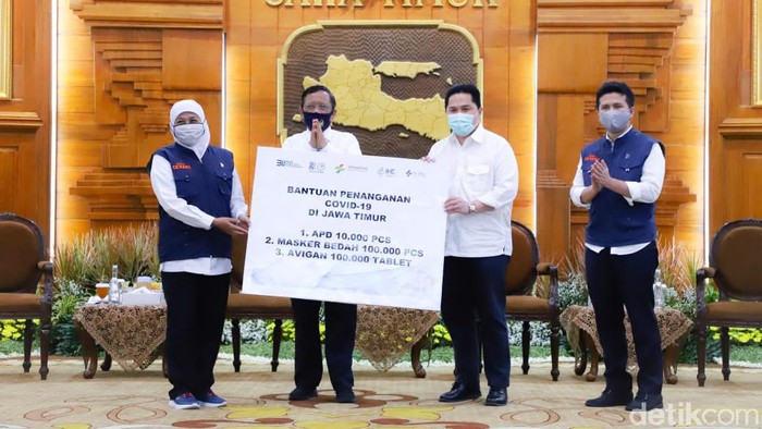 menteri bumn serahkan bantuan covid-19 ke pemprov jatim