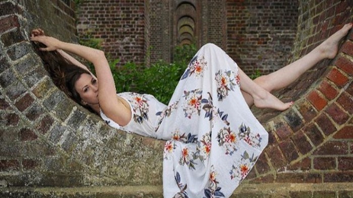 Michelle De Feo Michelle De Feo, model yang jual foto seksi demi pengobatan penyakit.
