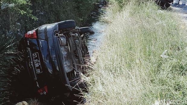 Mobil sedan nyamplung di Sungai Jalan Yogya-Solo, Minggu (5/7/2020)
