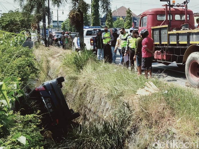 Mobil sedan nyamplung di Sungai Jalan Yogya-Solo, Minggu (5/7/2020)