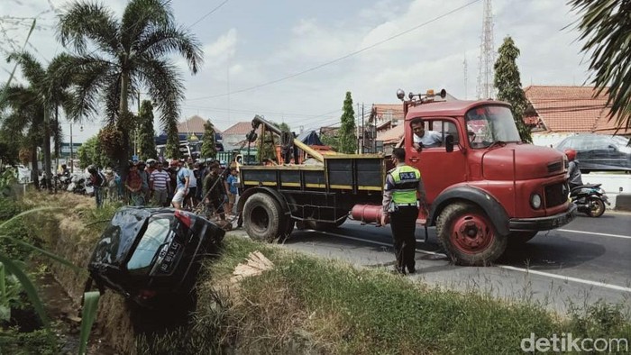 Momen Evakuasi Mobil Nyemplung ke Sungai di Jalan Yogya-Solo Mobil sedang yang masuk ke dalam sungai di Jalan Yogya-Solo, Klaten, dievakuasi. Mobil itu diketahui masuk ke sungai sedalam 3 meter.