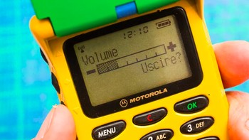 StarTAC versi original berukuran sangat kecil dibandingkan standar ponsel saat itu yang panjangnya rata-rata 5 atau 7 inch. Karena ringkas dan mudah dibawa ke mana-mana, Motorola dengan pede memberinya istilah wearable cellular telephone. Foto: CNET