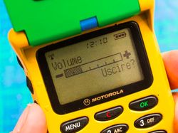 Warna-warni Ponsel Jadul Bertema Pelangi