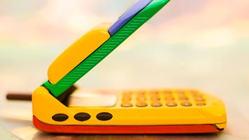 Segera saja ponsel ini menjadi sangat populer. StarTAC dipakai para selebriti hingga tampil di berbagai scene film layar lebar. Foto: CNET