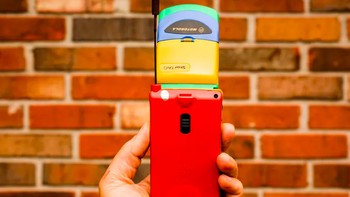 Banderol tersebut tentu saja premium jika dibandingkan dengan handset portabel sejenis milik Nokia atau AT&T yang dijual USD 100 atau di bawahnya dengan kontrak layanan seluler dua tahun. Foto: CNET