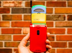 Warna-warni Ponsel Jadul Bertema Pelangi