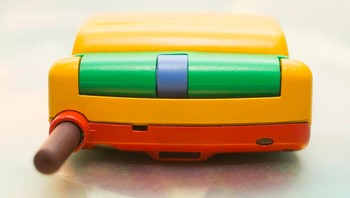 Harganya tidak murah, saat pertama kali dirilis StarTAC dibanderol dengan harga USD 1.000 (tahun 1996), kira-kira setara dengan USD 1.682 (sekitar Rp 25 jutaan) saat ini. Foto: CNET