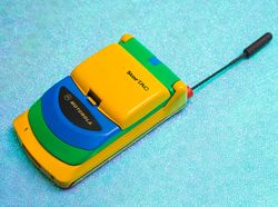 Warna-warni Ponsel Jadul Bertema Pelangi