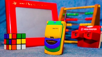 Pada masa kejayaannya, ponsel ini seperti iPhone zaman sekarang. Diidolakan dan didambakan banyak orang. Nah, di eBay ada yang memajang StarTAC 70 edisi Rainbow yang langka. Foto: CNET