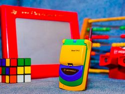 Warna-warni Ponsel Jadul Bertema Pelangi