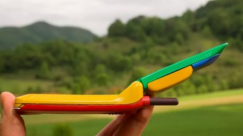 Seperti namanya, edisi Rainbow, ponsel ini berpenampilan warna-warni, ngejreng malah. Lihat saja seperti di gambar, warnanya terdiri dari merah, kuning, hijau dan biru. Foto: CNET