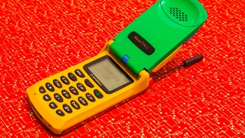 Kalau kalian merasa tidak asing dengan namanya, kalian akan maklum kalau penamaan ponsel ini ternyata terinspirasi dari film Star Trek. Foto: CNET