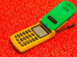 Warna-warni Ponsel Jadul Bertema Pelangi