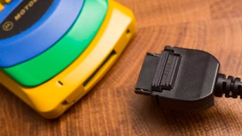 Dia mengatakan, menonton Captain Kirk menggunakan komunikator di sepanjang film Star Trek menginspirasinya dengan ide segar, sebuah ponsel yang ringkas, tulis Paul Sloane mengenai inspirasi Martin Cooper dalam buku Think like an Innovator yang dirilis 2016. Foto: CNET