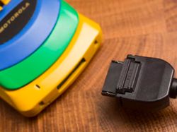 Warna-warni Ponsel Jadul Bertema Pelangi