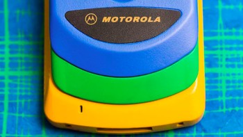 Cerita menarik lainnya, StarTAC edisi Rainbow memang dirilis pada 1998, tapi Motorola sudah mendaftarkan trademark StarTAC tiga tahun sebelumnya, yakni 25 tahun alias seperempat abad. Foto: CNET