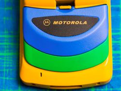 Warna-warni Ponsel Jadul Bertema Pelangi